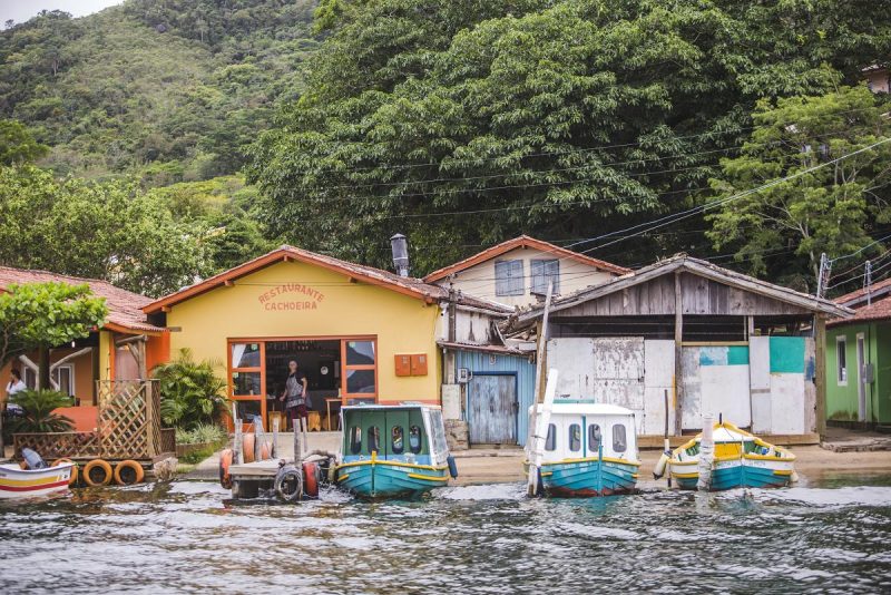 Uma das mais tradicionais comunidades da Ilha, a Costa da Lagoa fica &agrave;s margens da Lagoa da Concei&ccedil;&atilde;o. O acesso ao local &eacute; feito apenas por trilhas e barcos, n&atilde;o sendo poss&iacute;vel chegar com ve&iacute;culos. Os principais atrativos s&atilde;o a gastronomia e a paisagem de mata preservada. A caminhada pela trilha rende como recompensa a visita a uma cachoeira e a passagem por um engenho de farinha. Uma vez por ano, no m&ecirc;s de setembro, ele &eacute; ativado para celebrar uma festa na comunidade.