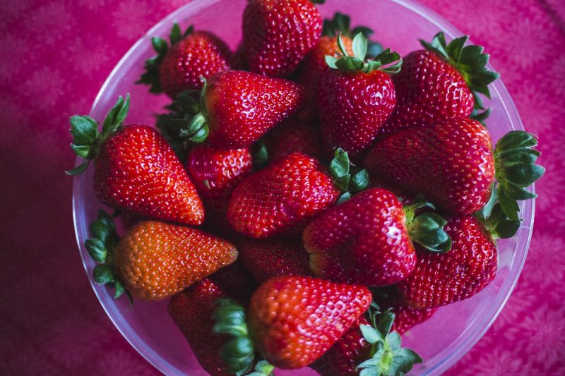 Sensitiva ensina banho com frutas vermelhas; na imagem, morangos