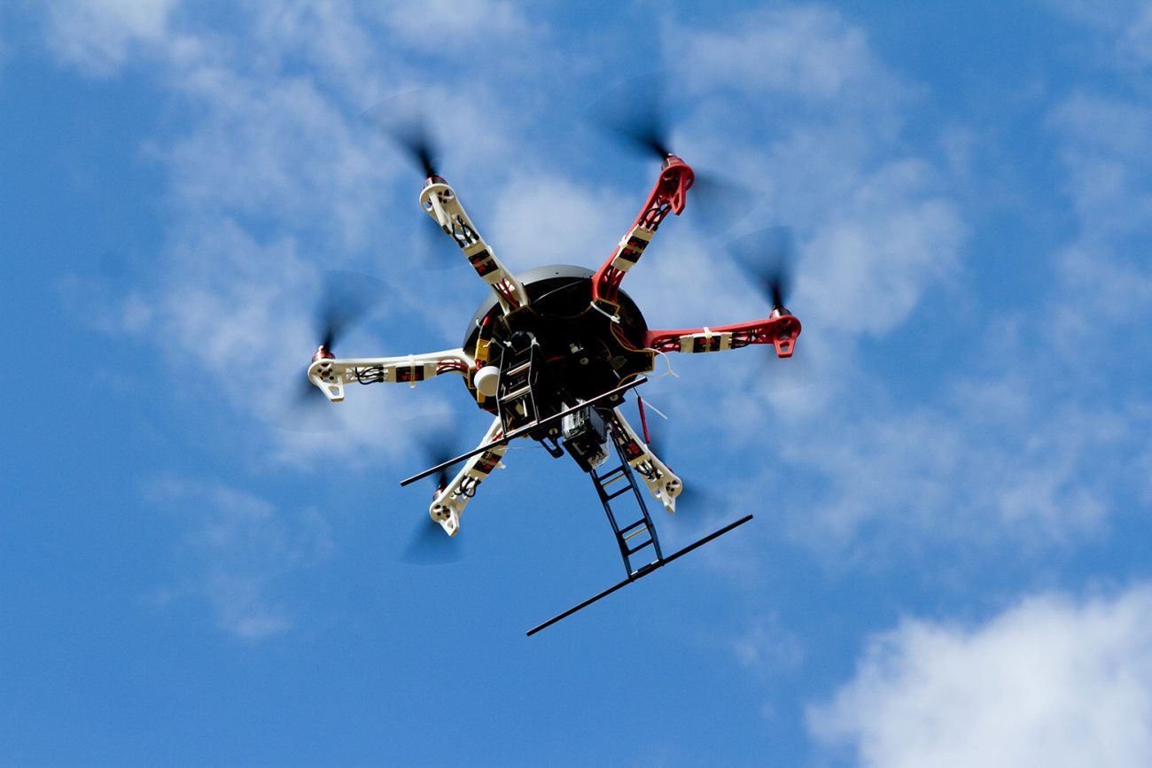 A GRU Airport reforçou que o uso de drones nas imediações do sítio aeroportuário coloca em risco a aviação
