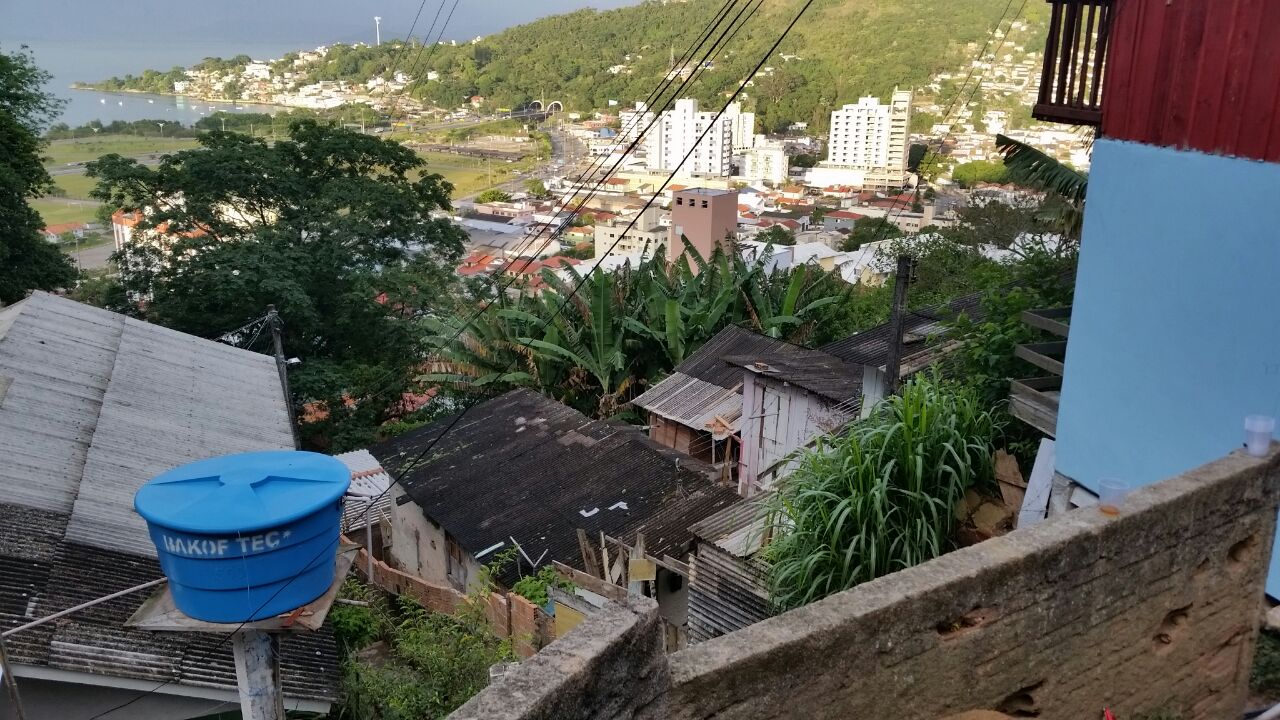 Homem é morto a tiros na frente de casa em Florianópolis