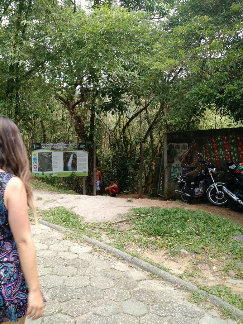 Mulher em frente a trilha com acesso ao Poção – Foto: Divulgação/ND