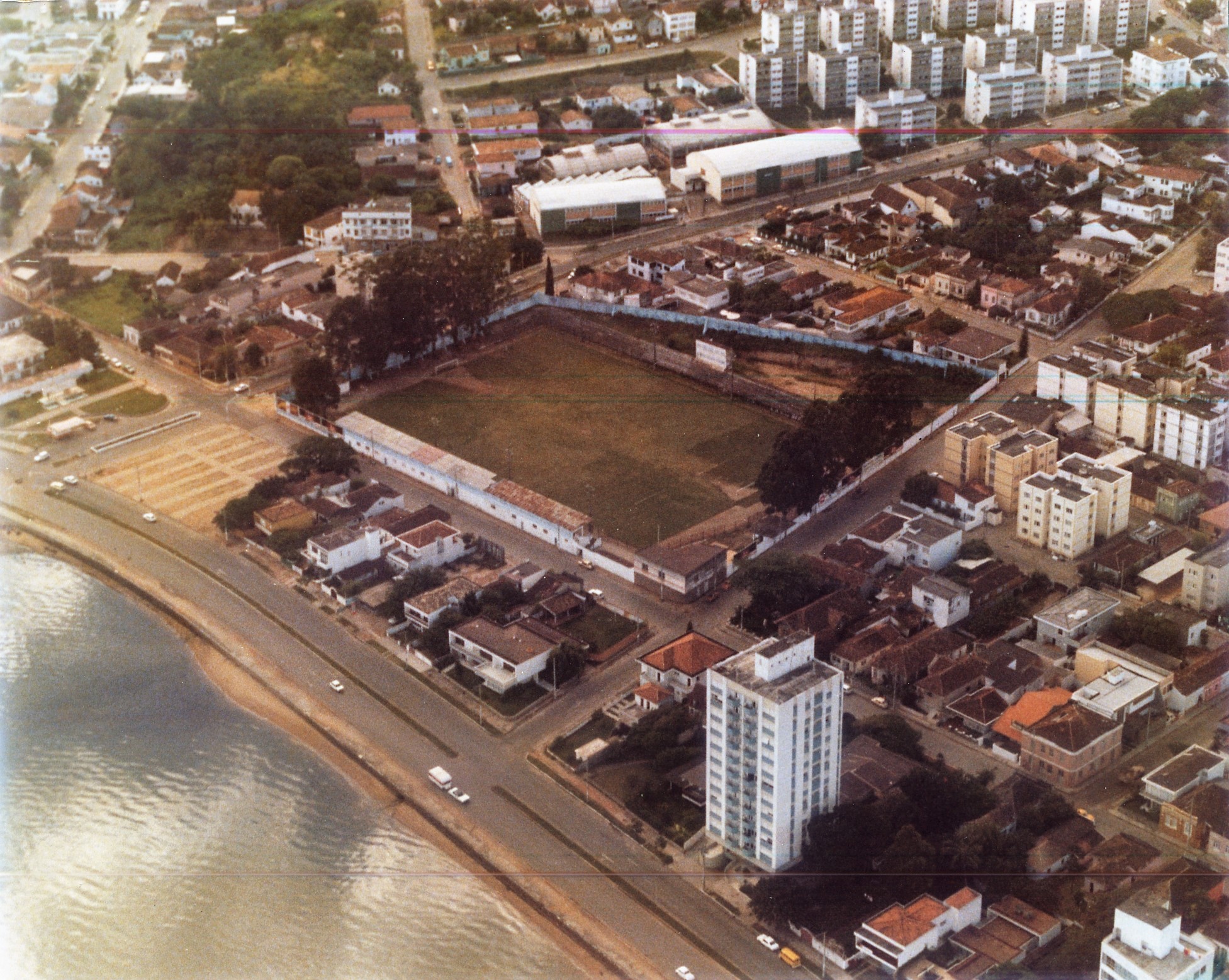 Beiramar Shopping fica no local onde era o antigo est&aacute;dio Adolfo Konder – Foto: Acervo Hoepcke/Divulga&ccedil;&atilde;o/ND