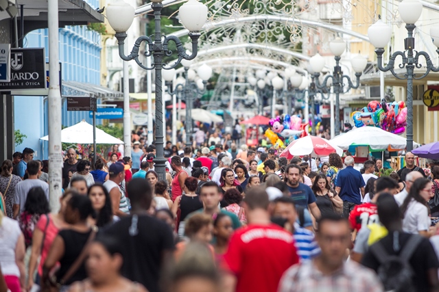 Mais de 7 mil vagas temporárias devem 'aquecer' o comércio da Grande Florianópolis no Natal