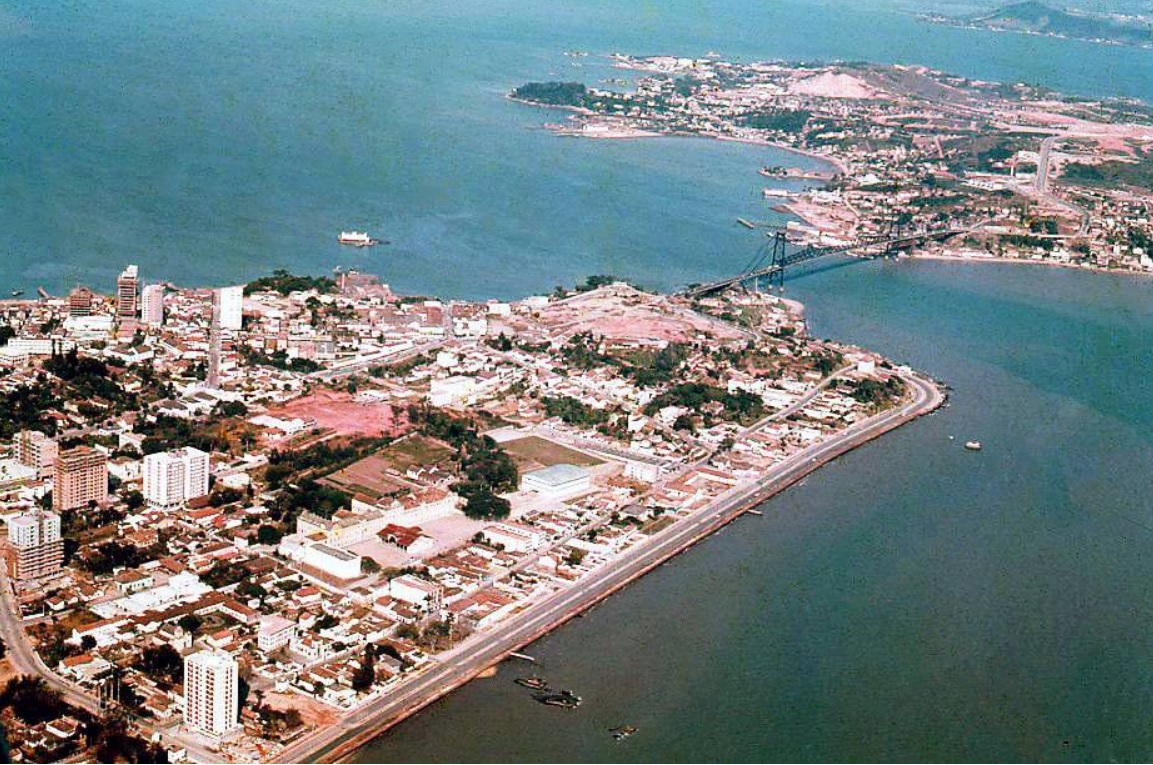 Com o advento da República (1889), as resistências locais ao novo governo provocaram um distanciamento do governo central e a diminuição dos seus investimentos. A vitória das forças comandadas pelo Marechal Floriano Peixoto determinaram em 1894 a mudança do nome da cidade para Florianópolis, em homenagem a este oficial. - Acervo Carlos Damião