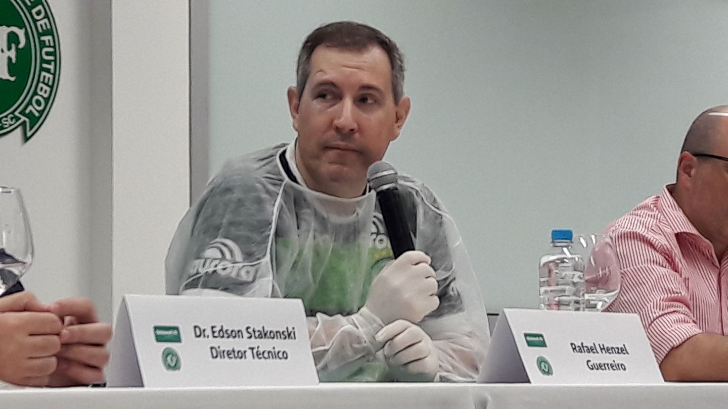 Henzel falou com os colegas da imprensa acompanhado dos médicos após se recuperar do acidente – Foto: Reprodução/Ronda SC