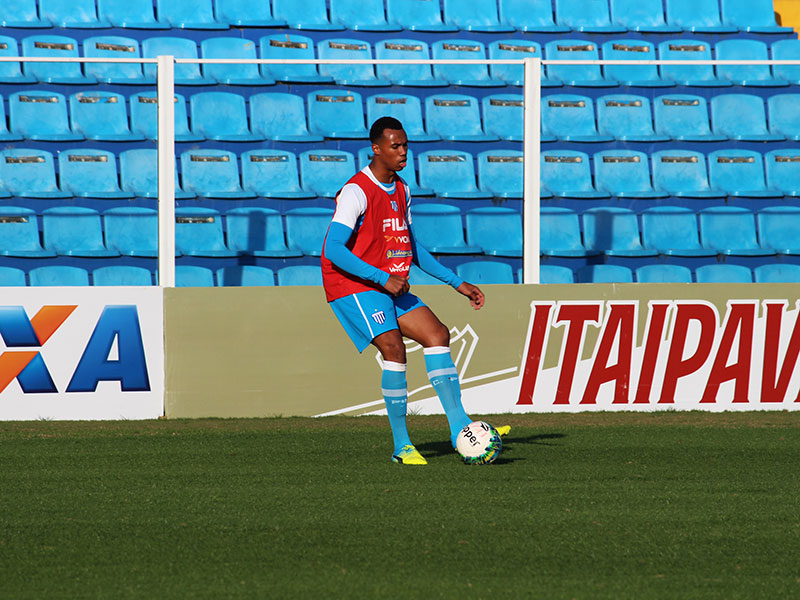 Zagueiro Gabriel foi um dos destaques do Ava&iacute; no Catarinense; DNA azurra na Premier League – Foto: Andr&eacute; Palma Ribeiro/Ava&iacute;