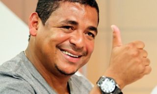 Qual lesão fez Vampeta entrar com pedido de auxílio no INSS por meio de ação judicial