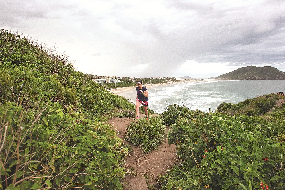 Na areia e à noite, Night Run Costão do Santinho é desafio e aventura para corredores