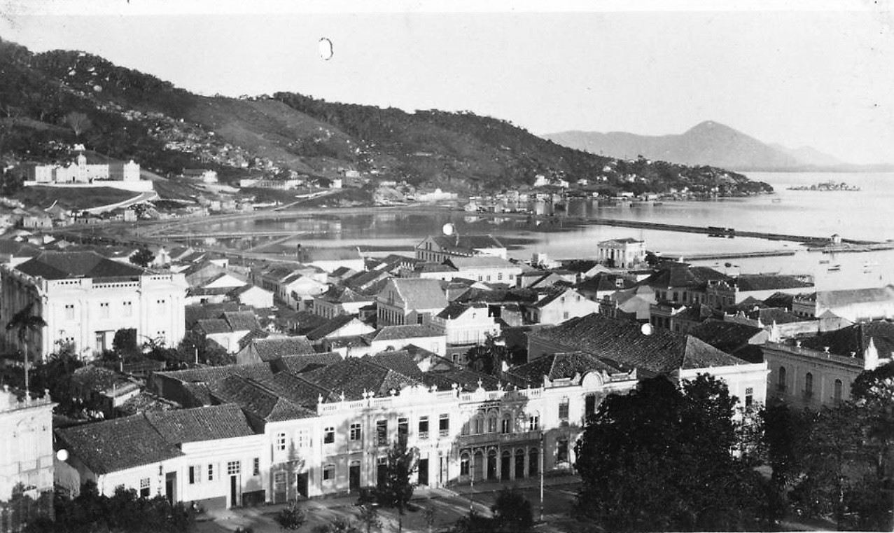 A Ilha de Santa Catarina, por sua invejável posição estratégica como vanguarda dos domínios portugueses no Brasil meridional, passa a ser ocupada militarmente a partir de 1737, quando começam a ser erguidas as fortalezas necessárias à defesa do seu território. Esse fato resultou num importante passo na ocupação da ilha. - Acervo Carlos Damião