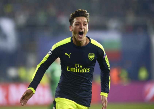 &Ouml;zil pelo atuando pelo Arsenal – Foto: (Foto: Nikolay Doychinov / AFP)