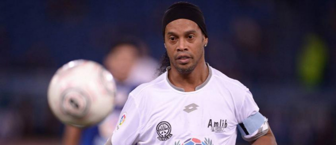 Ronaldinho Gaúcho dá três assistências em jogo de lendas do