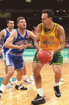 Oscar Schmidt: veja a biografia do maior jogador de basquete brasileiro de  todos os tempos!