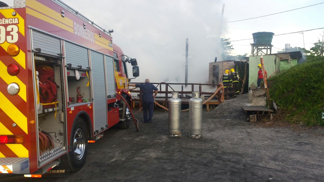 Incêndio destrói restaurante na praia do Pântano do Sul, em Florianópolis