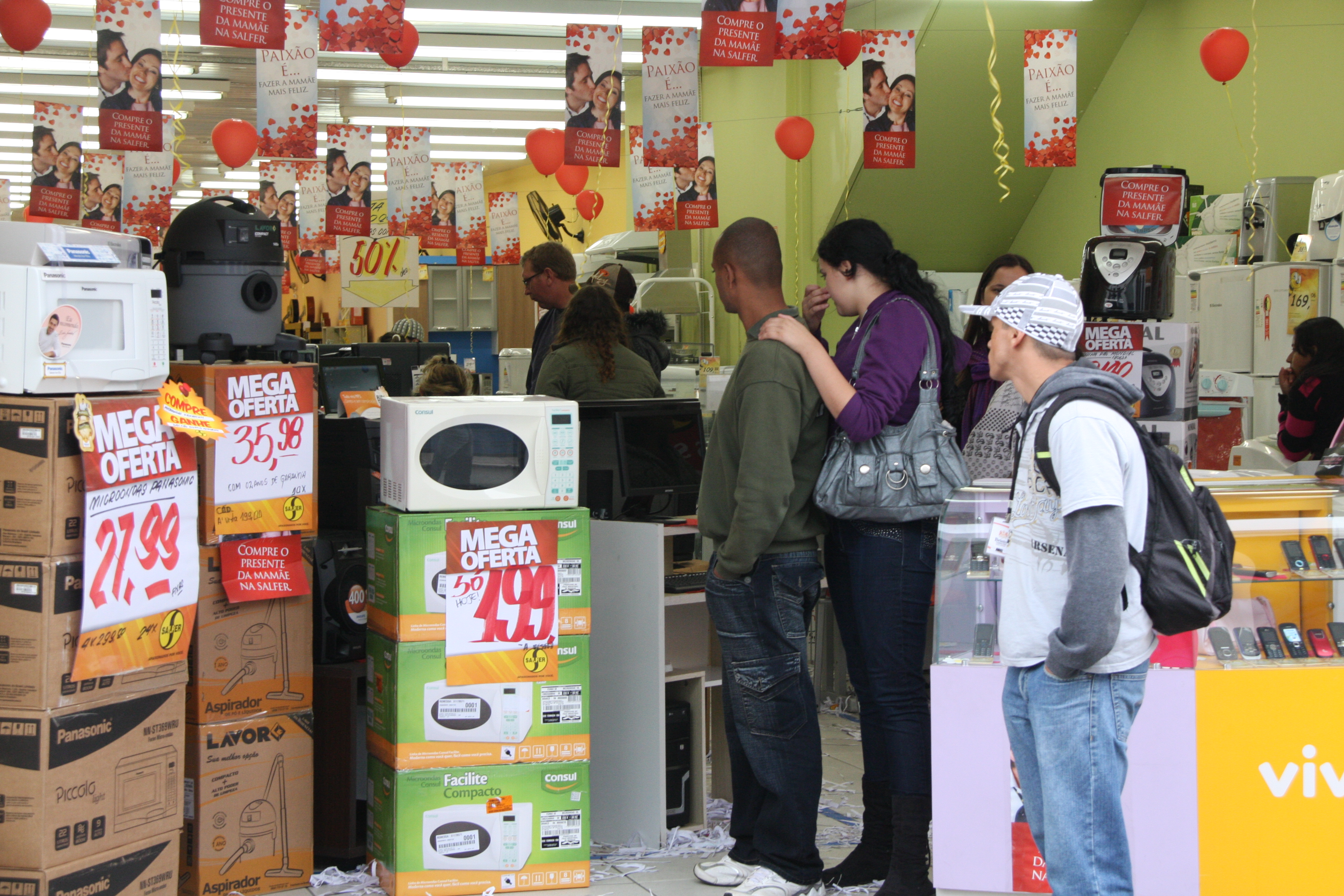 Intenção de consumo das famílias atinge maior nível em três anos, diz CNC