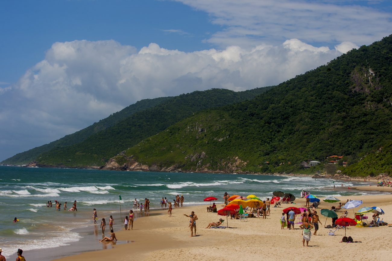 Praia dos Açores em dia ensolarado
