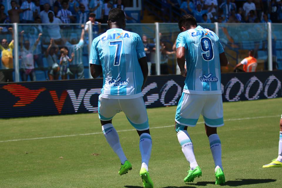 Denilson, ao lado do J&uacute;nior Dutra, dan&ccedil;ando na Ressacada ap&oacute;s um gol.&nbsp; – Foto: Jamira Furlani/Ava&iacute;