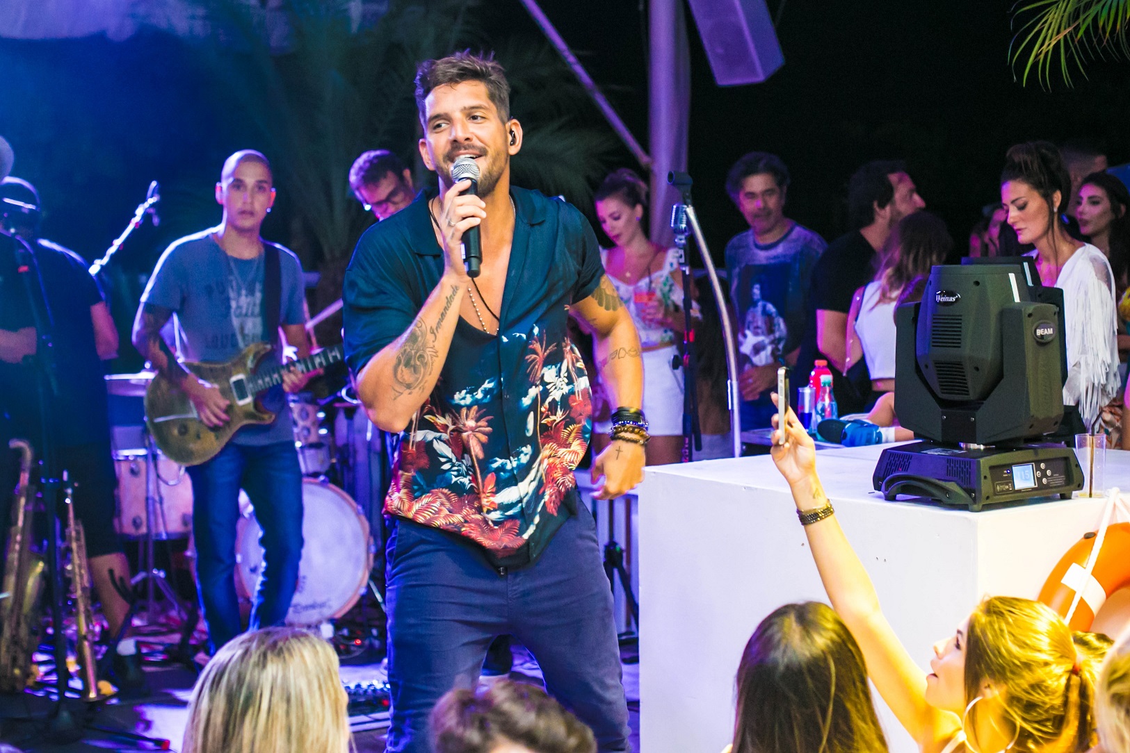 Show é interrompido pela polícia e vocalista pede para cantar mais duas músicas