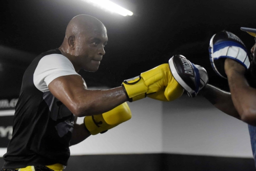 VÍDEO: Última luta de Anderson Silva foi contra rival de Mike Tyson