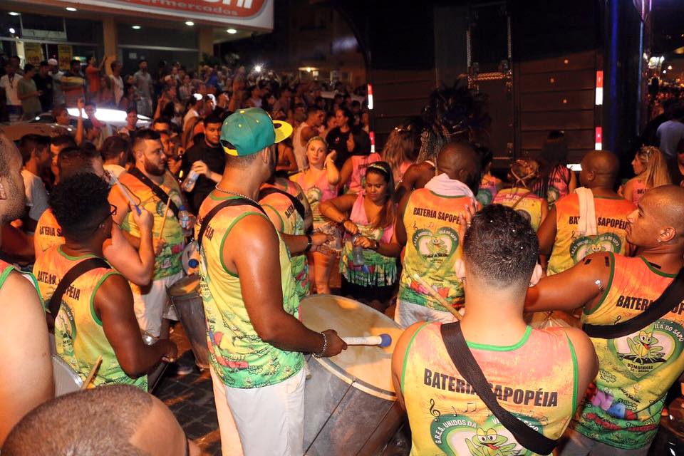 Bateria do Bloco Vila do Sapo, que desfila no Carnaval de Bombinhas