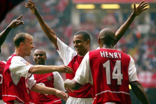 8 – Gilberto Silva teve uma trajet&oacute;ria de sucesso com a camisa do Arsenal. O ex-volante disputou 170 jogos de Premier League. – Foto: ODD ANDERSEN / AFP