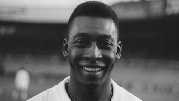 Considerado o atleta mais bem pago do mundo, Pel&eacute; assinou com o New York Cosmos em 1975 – Foto: AFP