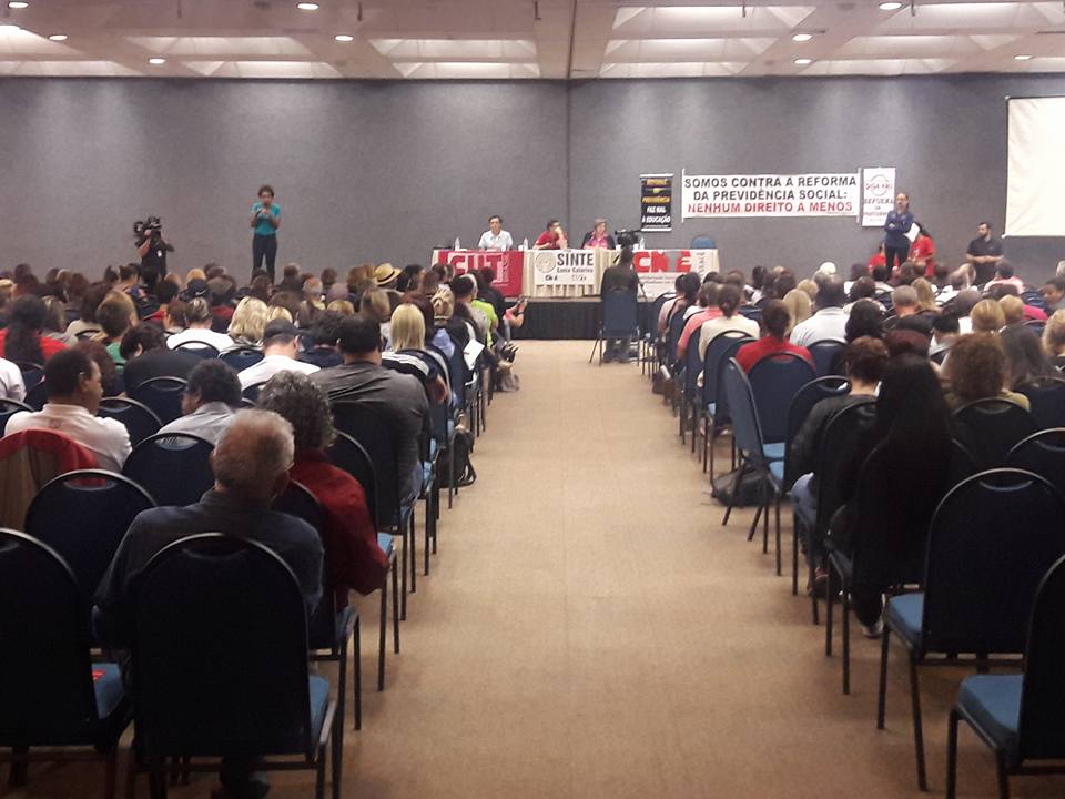 Servidores da Educação de Santa Catarina entram em estado de greve