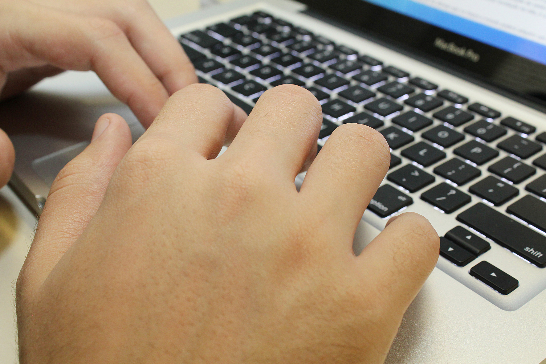 teclado QWERTY Pessoa digitando em um teclado QWERTY