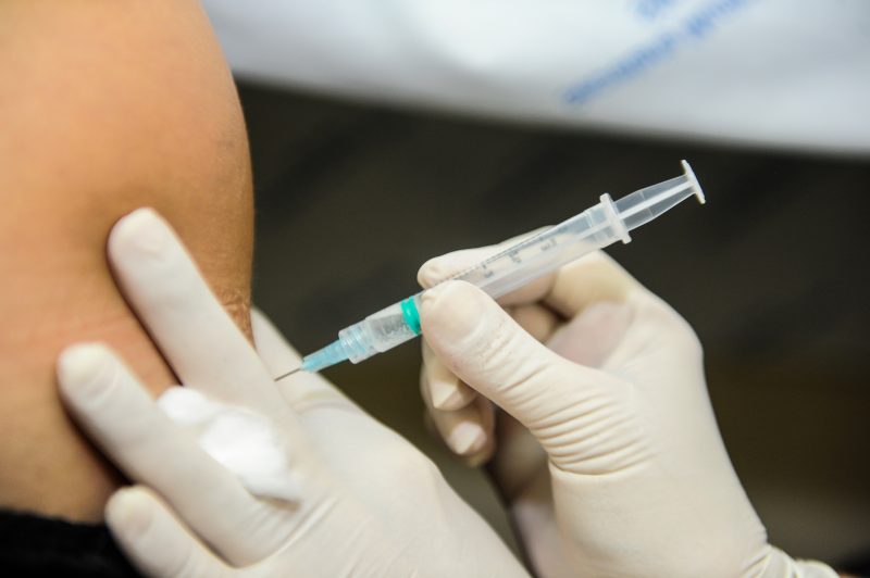 enfermeira aplicando a vacina contra influenza