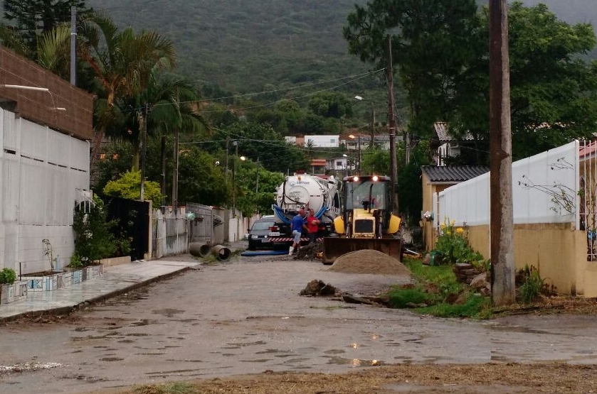 Moradores flagraram equipamentos do município desobstuíndo galerias e levando esgoto ao mar - Divulgação/ND
