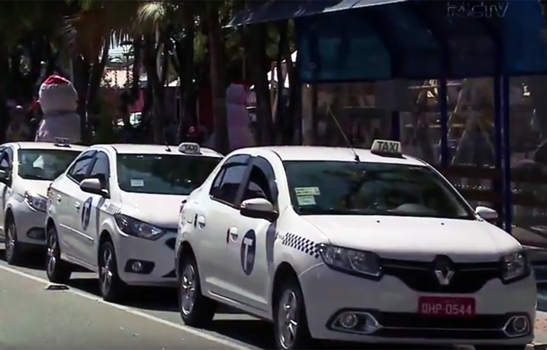 De acordo com o projeto, taxistas passarão a pagar menos impostos - Reprodução/RIC/TV