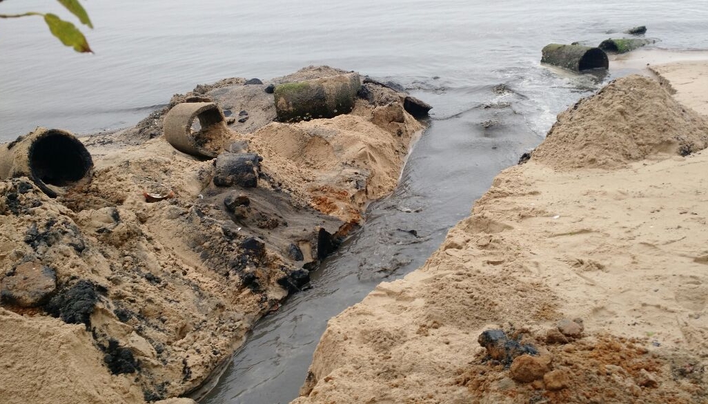 Esgoto liberado pela prefeitura foi parar no mar, segundo os moradores - Divulgação/ND