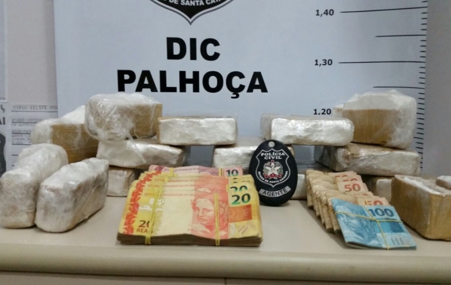 Cocaína e dinheiro eram transportada numa Duster branca - Divulgação/ND