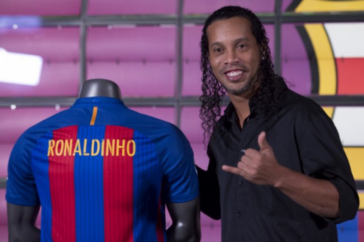 Ronaldinho Gaúcho dá show em jogo de lendas de Barcelona e Real Madrid