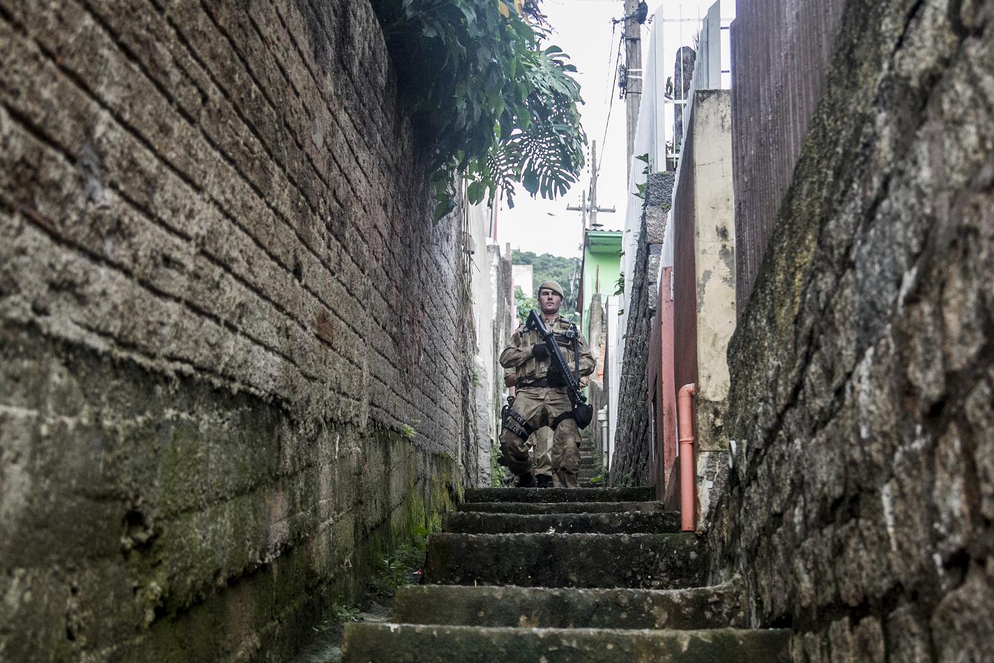 Ap&oacute;s o crime, policiais fizeram incurs&otilde;es no bairro – Foto: Marco Santiago/Arquivo/ ND
