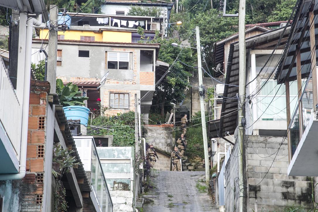 Tiroteio na Costeira ocorreu na tarde desta sexta-feira; dois homens foram mortos em confronto com a PMSC – Foto: Marco Santiago/ND/divulgação