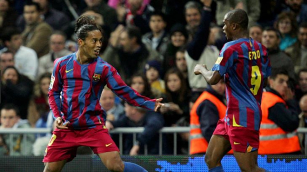 Eto’o com Ronaldinho n os tempos de Barcelona – Foto: Divulga&ccedil;&atilde;o Barcelona