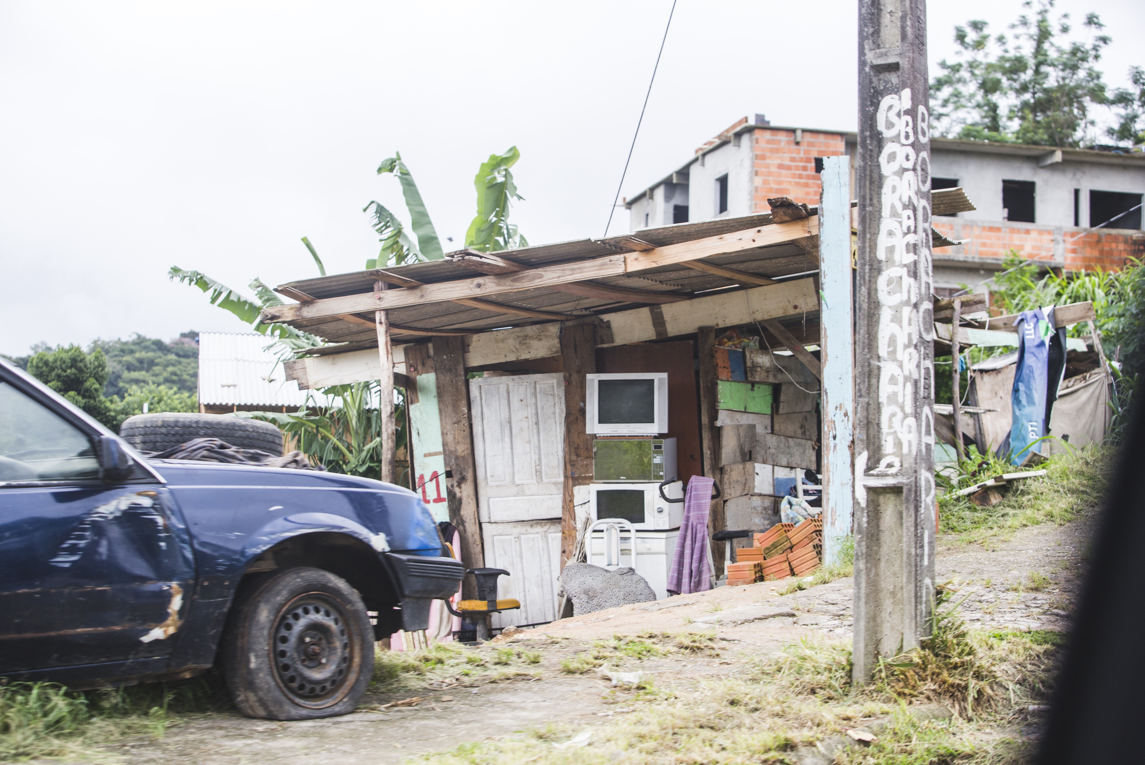 &Aacute;rea p&uacute;blica foi dividida pelos novos moradores em pequenos lotes, que est&atilde;o separados com estacas e cordas - Daniel Queiroz/ND