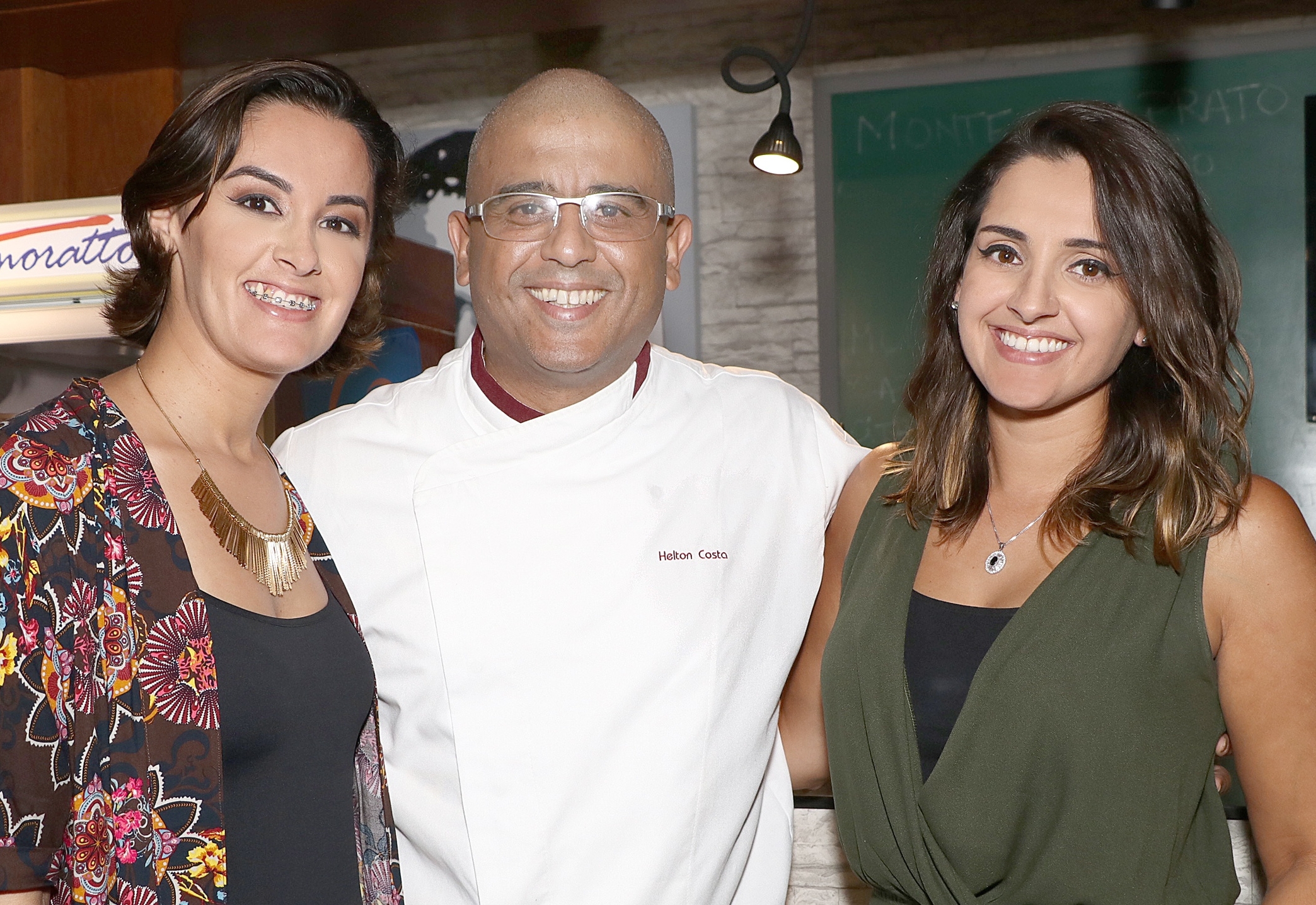 O chef Helton Costa com as arquitetas Betize Madalena e Juliana Sandes, - Fatima Damaceno