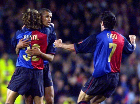 Rivaldo em a&ccedil;&atilde;o pelo Barcelona – Foto: (Foto: PHILIPPE DESMAZES / AFP)