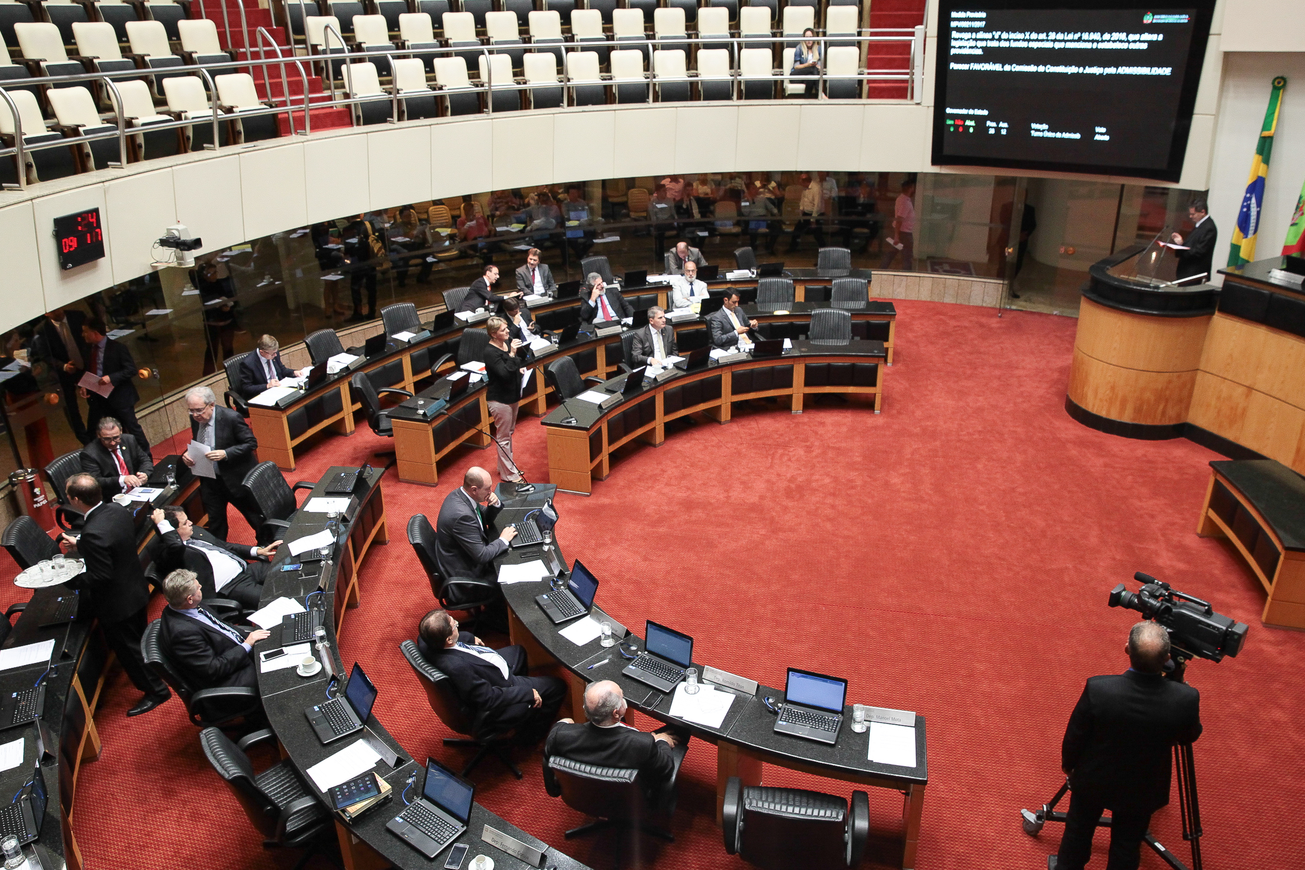 Deputados aprovam fim da aposentadoria vitalícia dos ex-governadores de SC por unanimidade