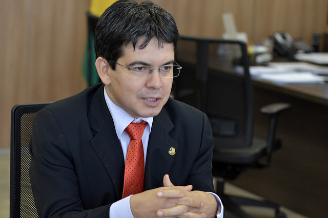 Parlamentar da oposição, o senador Randolfe Rodrigues (Rede-AP) foi o autor do requerimento de investigação. Ele deve assumir a vice-presidência da comissão. Rodrigues já adiantou que pretende convocar os ex-ministros da Saúde Luiz Henrique Mandetta, Nelson Teich e Eduardo Pazuello para depor – Foto: Ricardo Botelho/SAC/Divulgação/ND