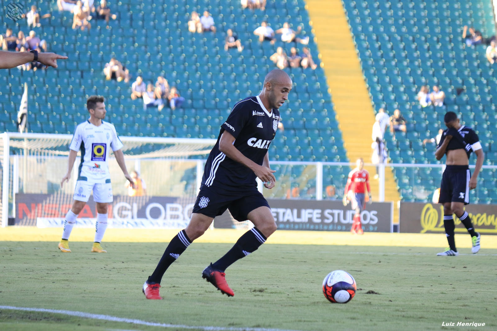 Lateral revelado pelo Figueirense é comprado e clube aguarda 'rebote' financeiro