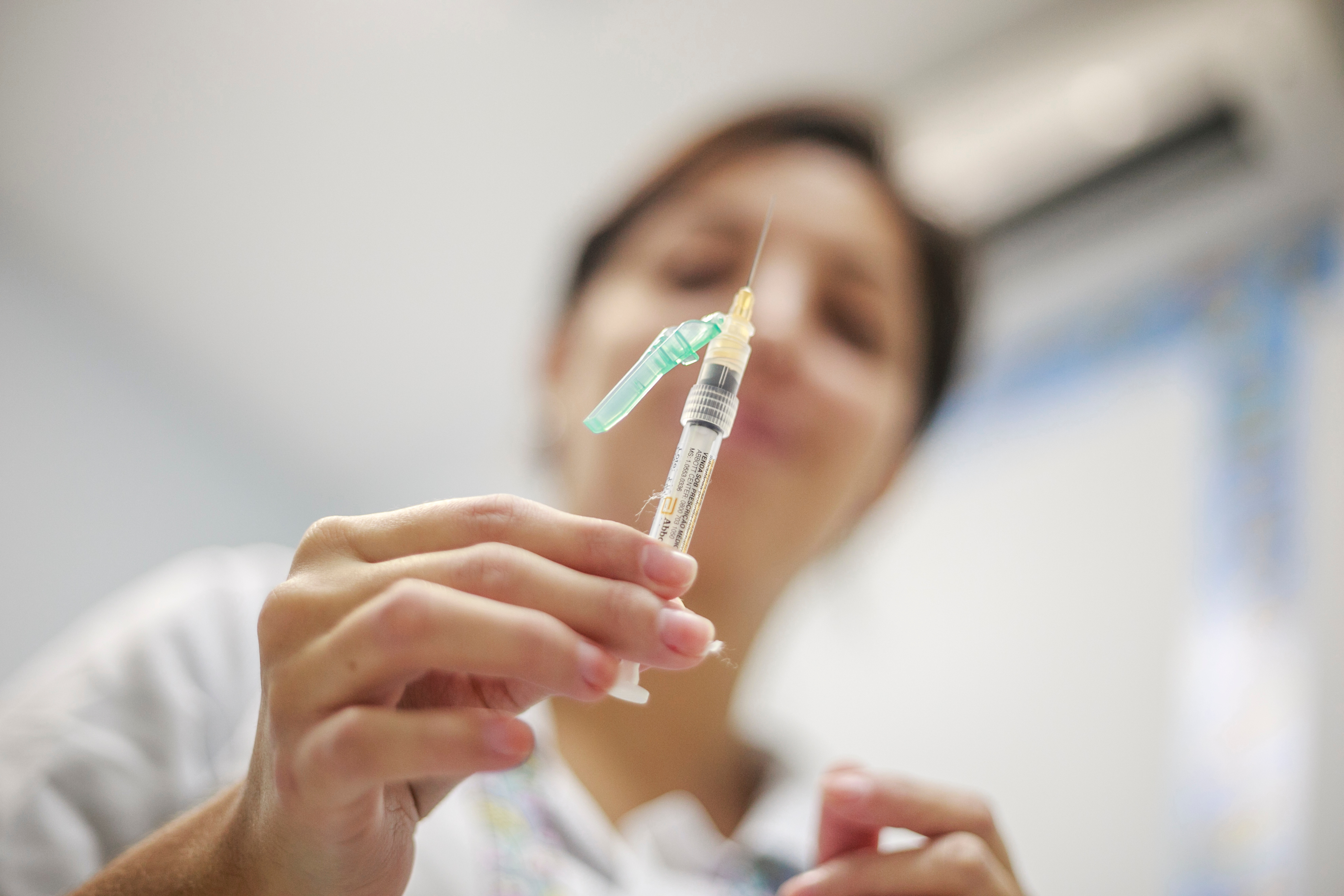 Brasil deve abolir intervalo entre doses da vacina contra Influenza e Covid-19