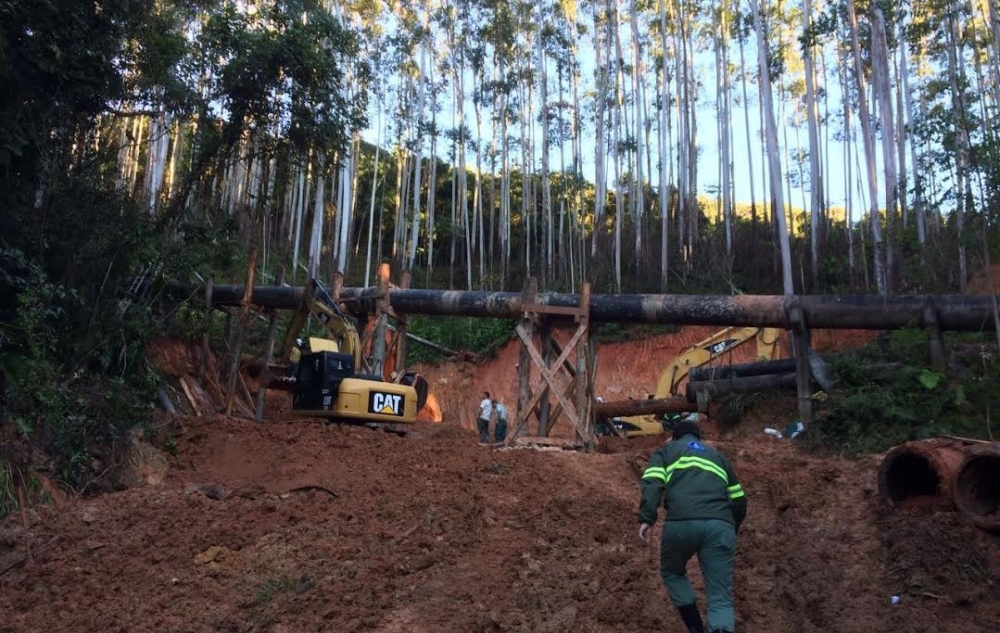 A adutora maior, de 800mm de diâmetro, já está assentada sobre as pilastras - Casan/Divulgação/ND