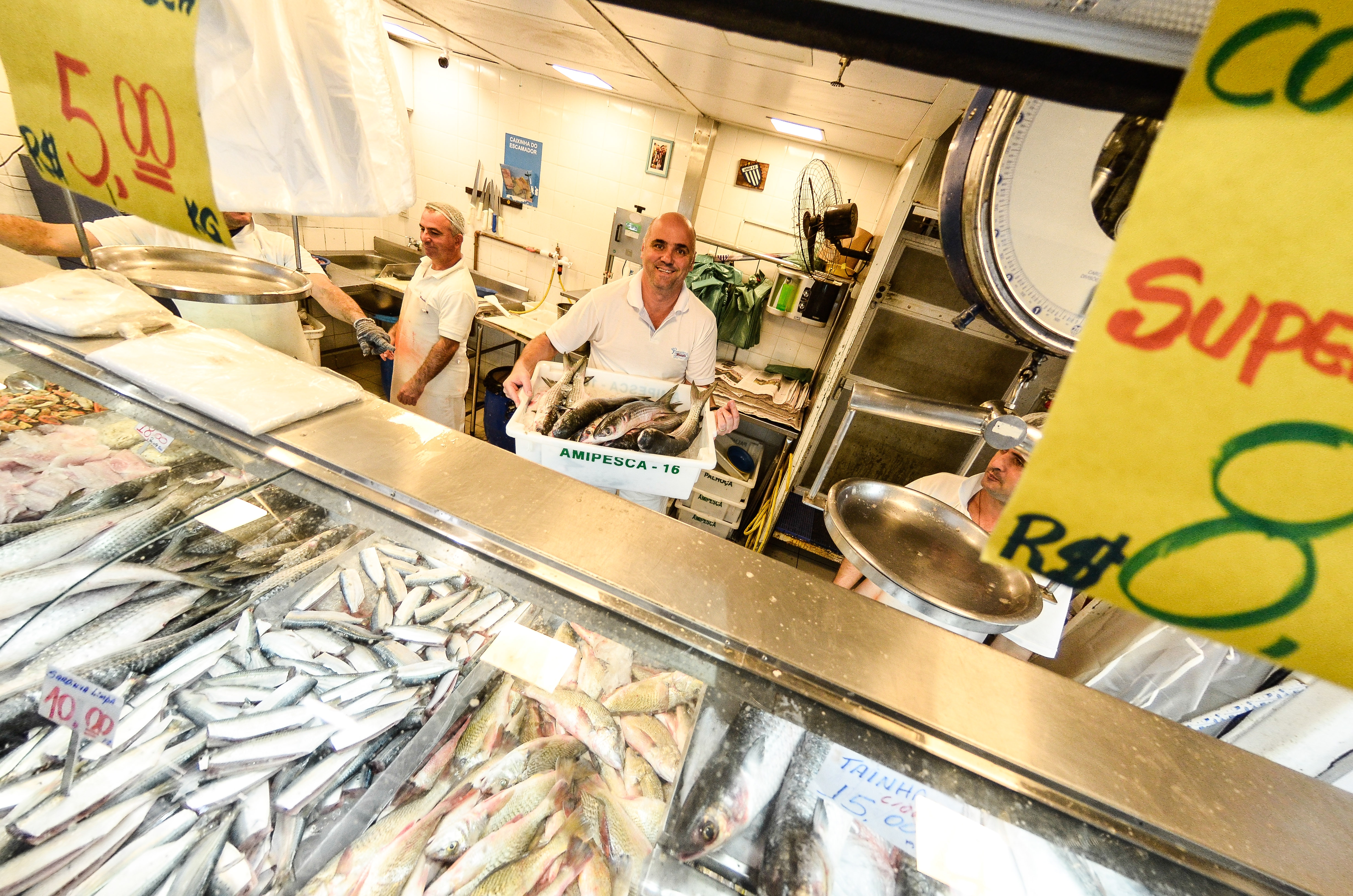 Mesmo no in&iacute;cio da temporada de pesca, a tainha j&aacute; est&aacute; nos balc&otilde;es das peixarias do Mercado P&uacute;blico - Joyce Reinert/ND