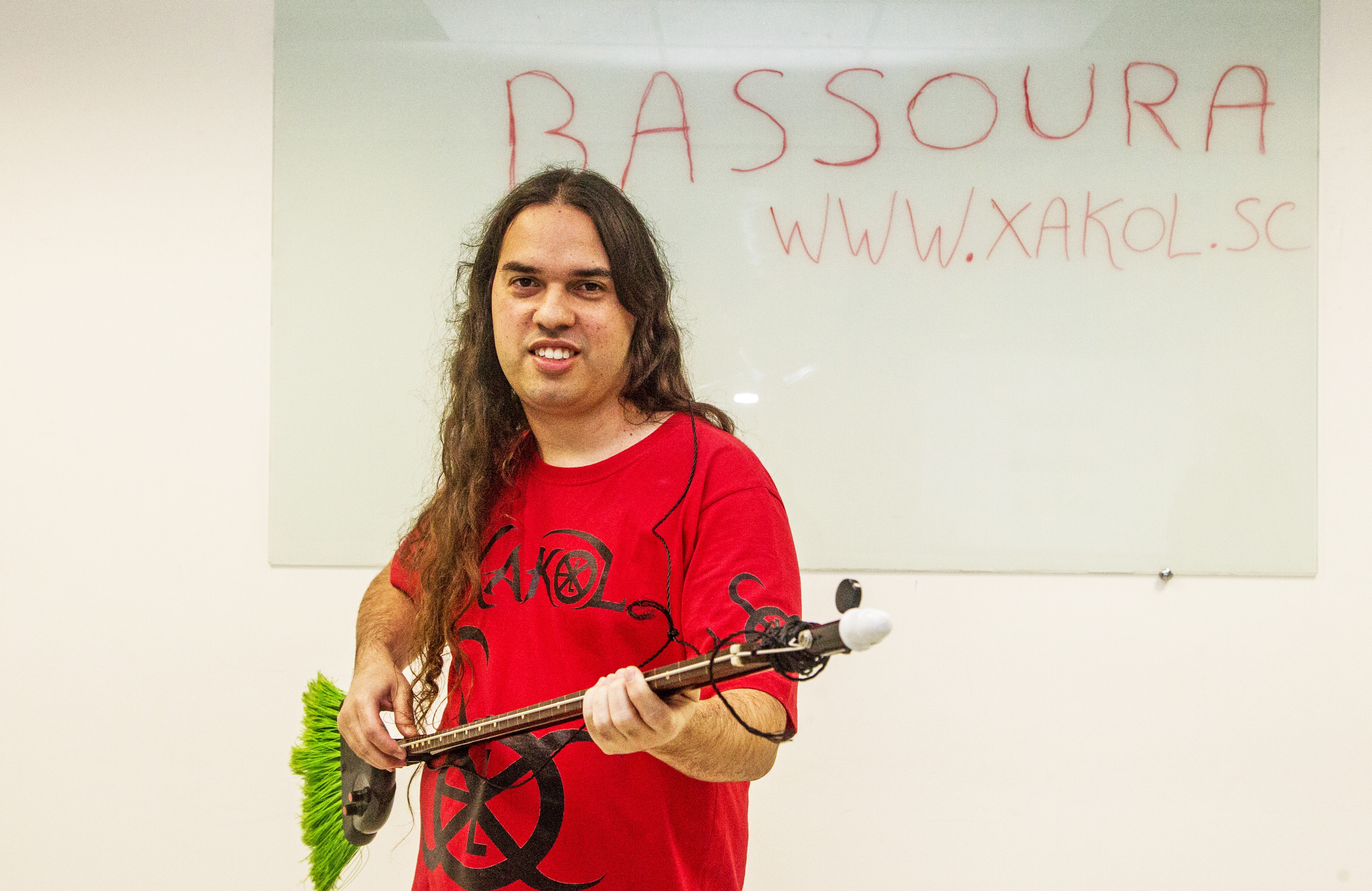Músico Saulo Castilho e seu baixo - Marco Santiago/ND