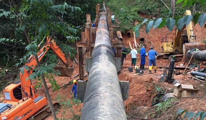 Toda a adutora já está totalmente assentada sobre as pilastras reconstruídas na área que sofreu um grande deslizamento - Casan/Divulgação