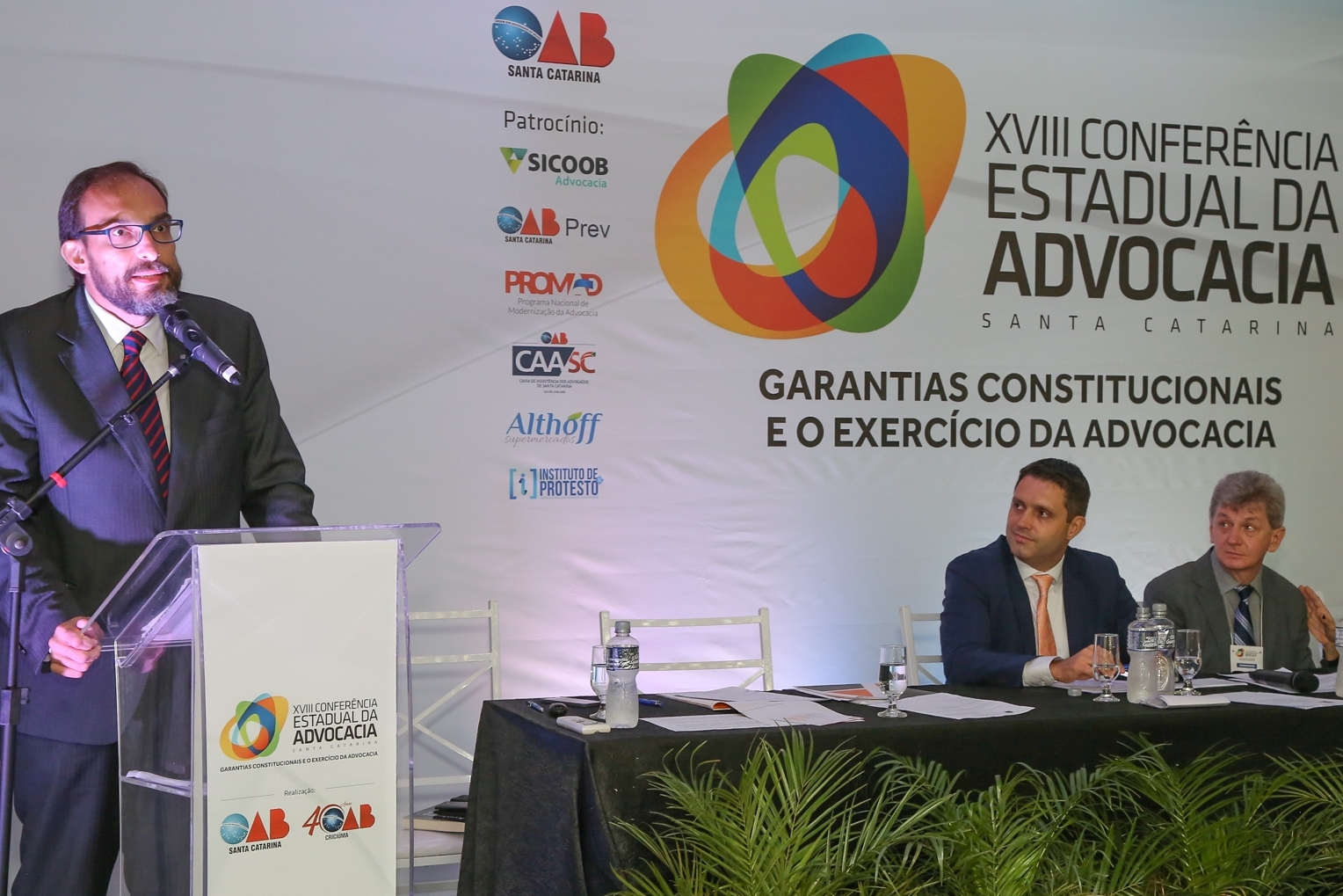 Arns, acompanhado da mesa pelo presidente da OAB de Criciúma, Fábio Jeremias, e pelo ex, Milton Beck - Ricardo Pereira/Divulgação/ND