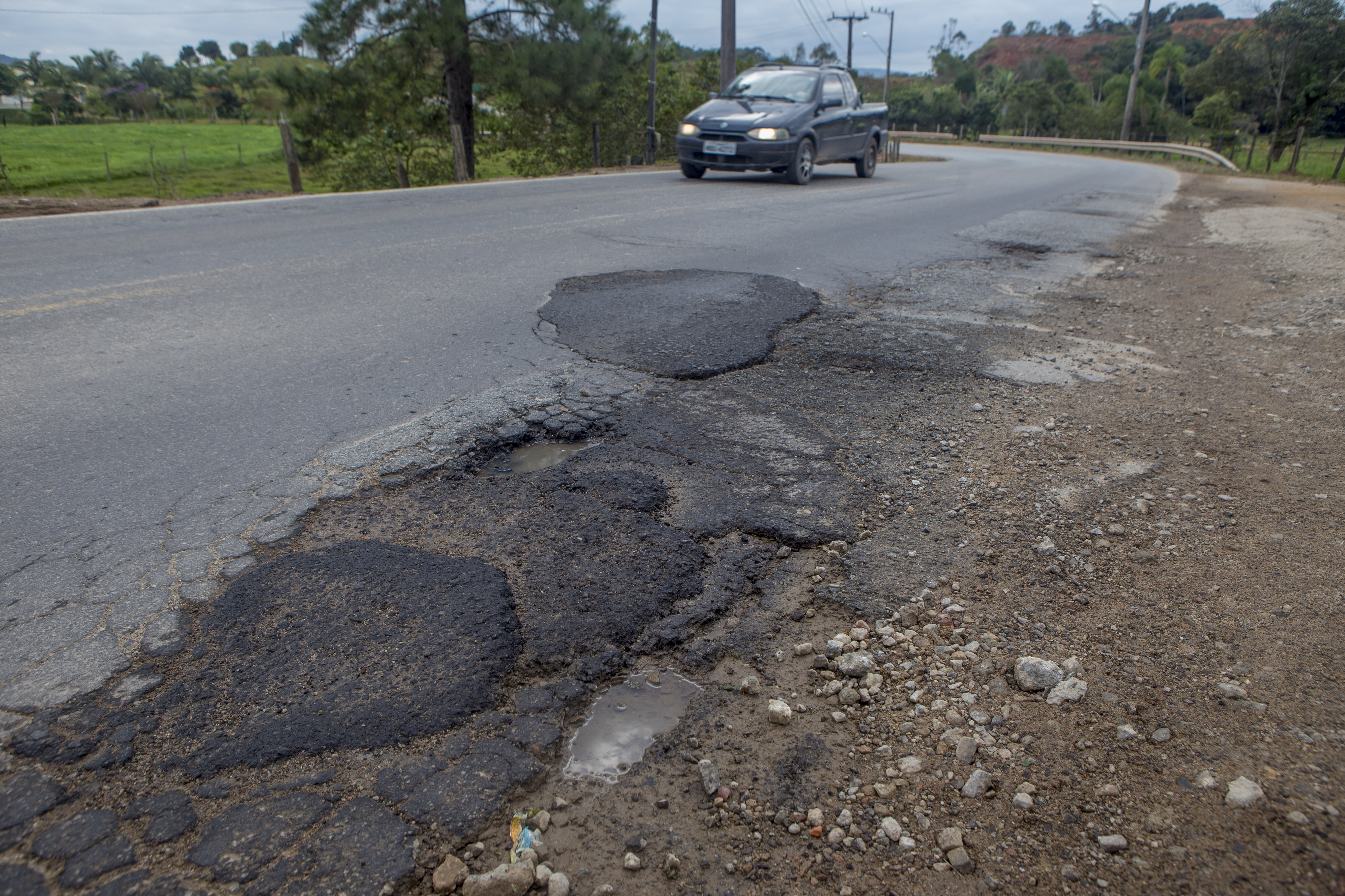 De Biguaçu até Antônio Carlos, os motoristas precisam desviar dos buracos – Foto: Flávio Tin/ND