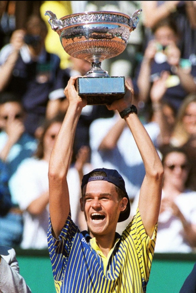 Roland Garros de 1997 – Aos 21 anos de idade, Guga venceu seu primeiro Roland Garros ao bater o espanhol Sergi Bruguera por 3 sets a 0 na final. O catarinense chegou a Paris como o número 66 do mundo, e virou a febre do torneio após vencer todos os adversários. – Foto: ERIC FEFERBERG/AFP